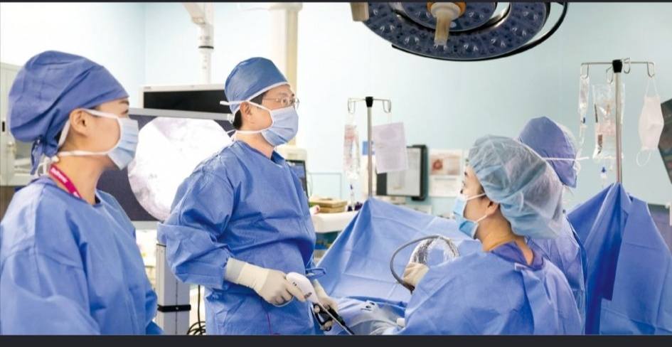 Giáo sư Kim Hong Kwan – Khoa Phẫu thuật Phổi & Thực quản, Samsung Medical Center Seoul – thực hiện phẫu thuật nội soi lồng ngực cho bệnh nhân ung thư phổi